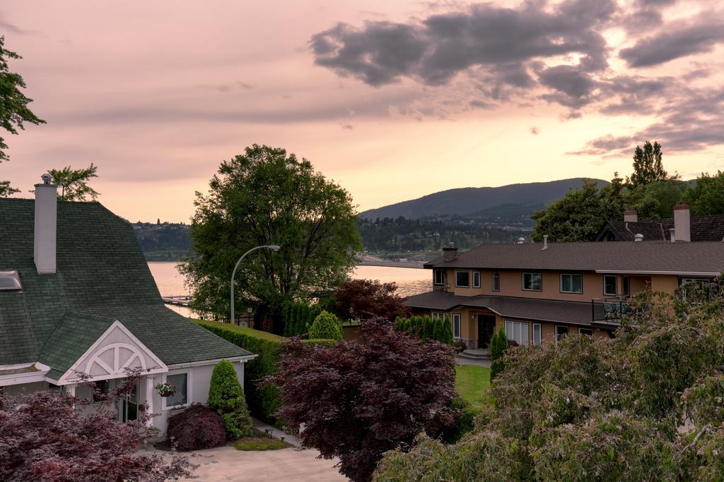 At The Beach Bed And Breakfast Kelowna Exterior photo